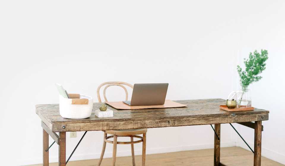 webdesign-strobel-media-laptop Schreibtisch mit Laptop